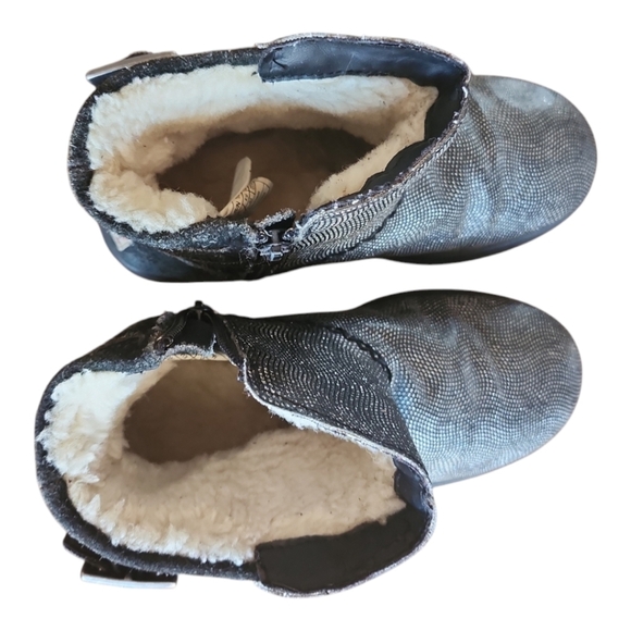 UGG Kids Size 3 Black Metallic Buckle Shearling Ankle Boots - Picture 6 of 8